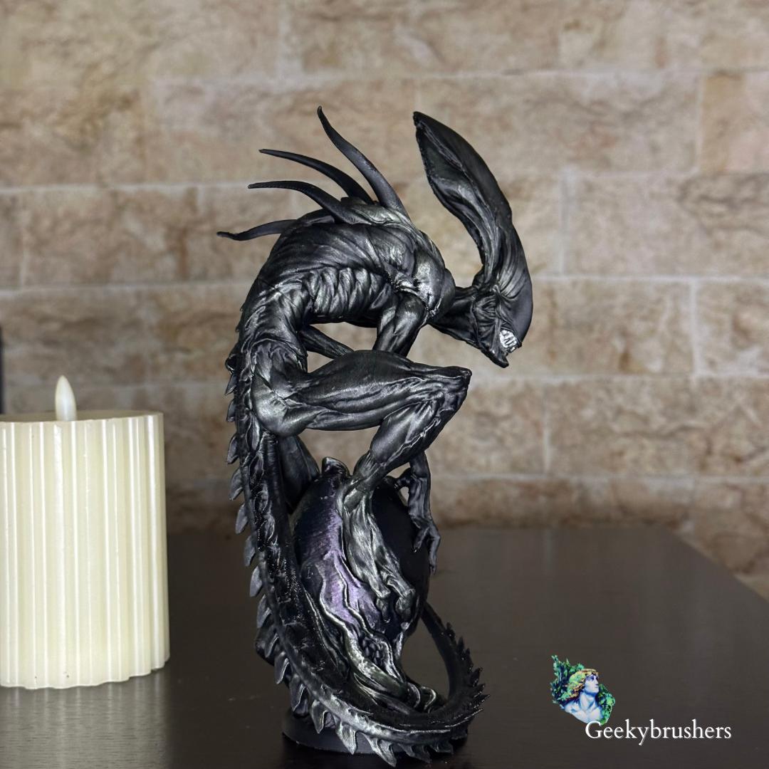 Alien- pen holder Statue | Hand-Painted plastic Diorama (210mm)