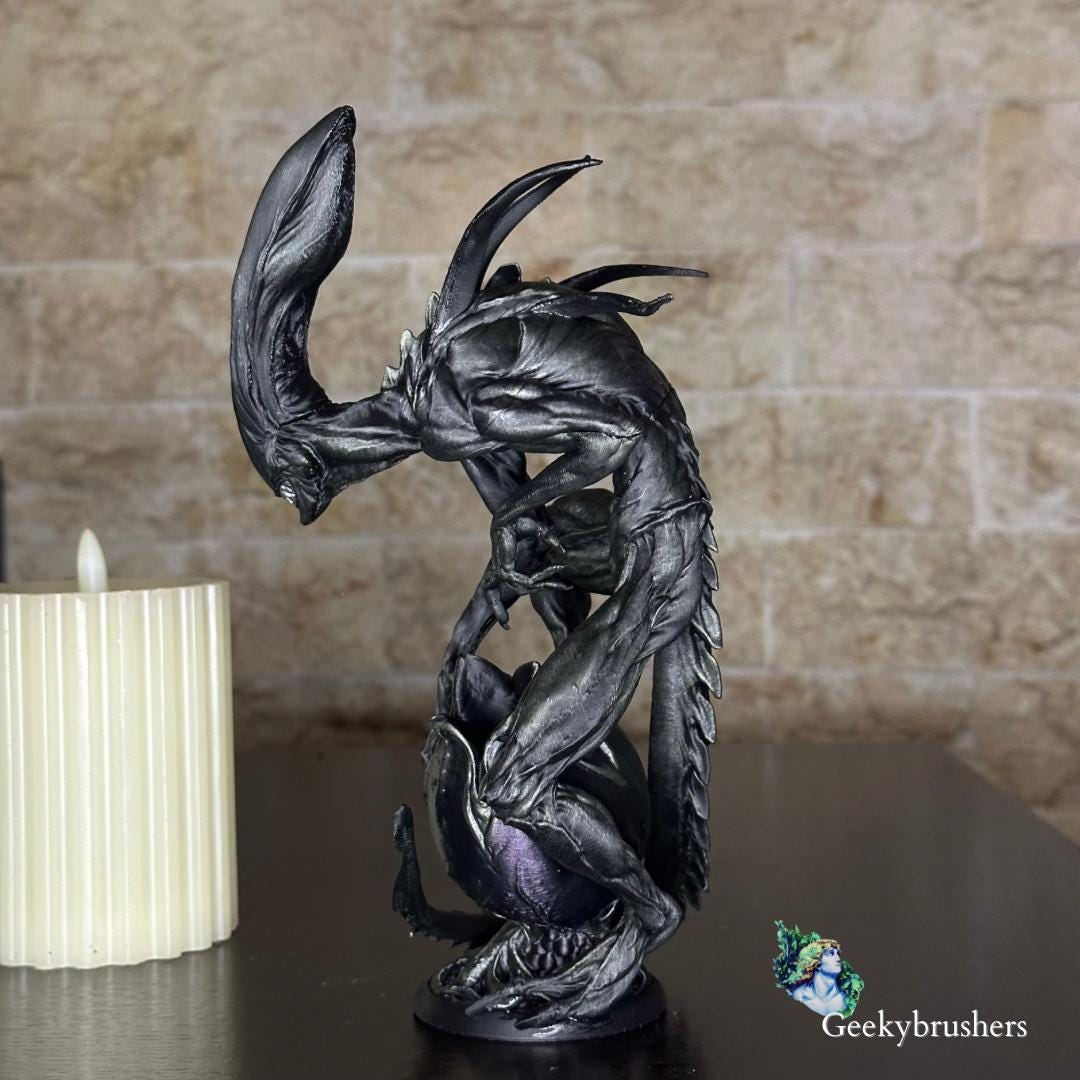 Alien- pen holder Statue | Hand-Painted plastic Diorama (210mm)