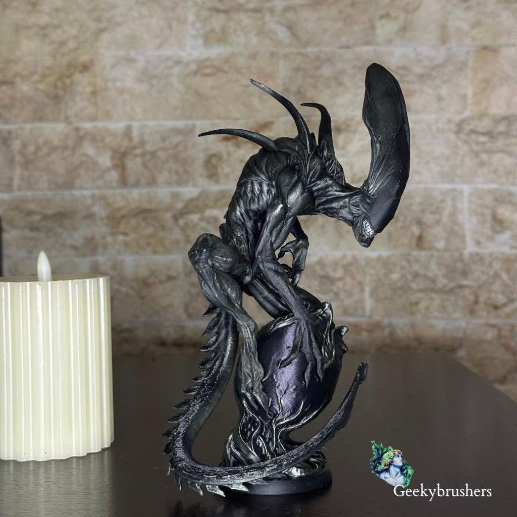 Alien- pen holder Statue | Hand-Painted plastic Diorama (210mm)