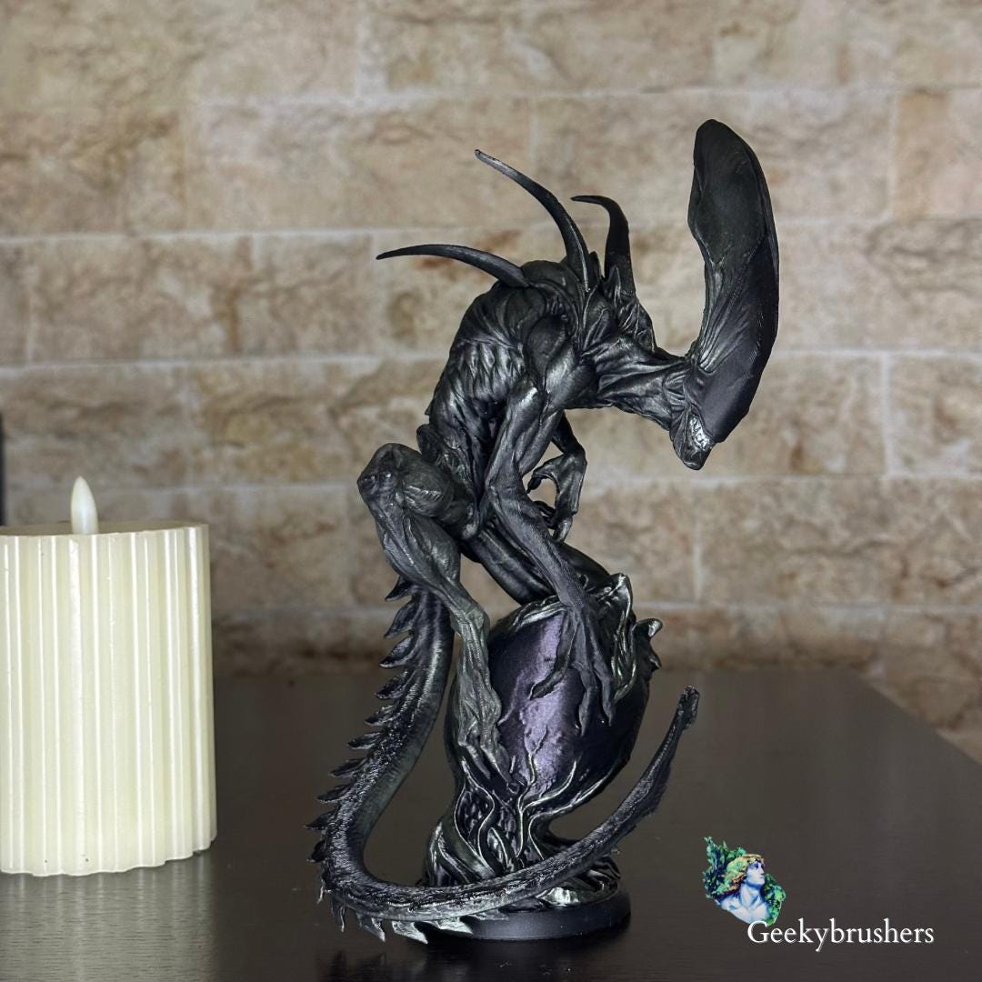 Alien- pen holder Statue | Hand-Painted plastic Diorama (210mm)