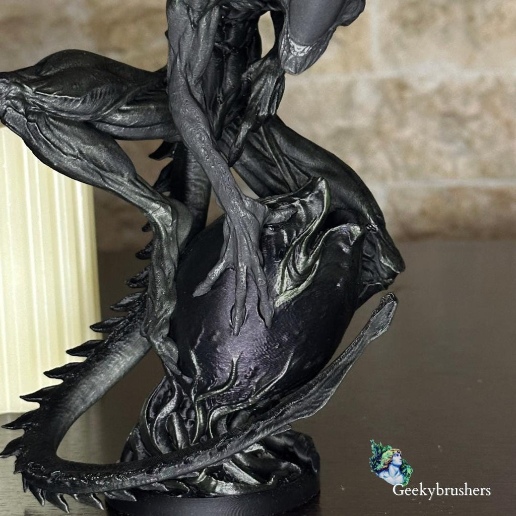 Alien- pen holder Statue | Hand-Painted plastic Diorama (210mm)