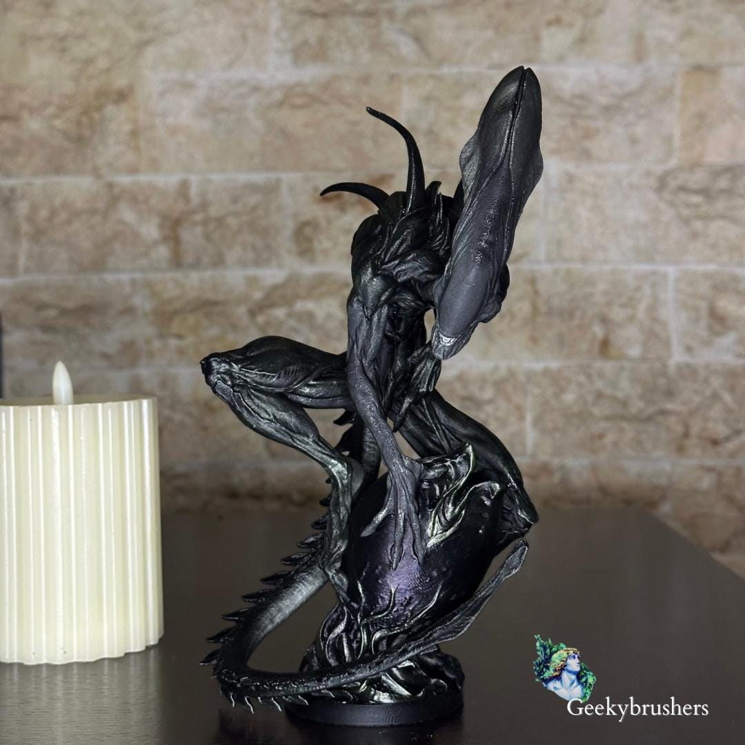 Alien- pen holder Statue | Hand-Painted plastic Diorama (210mm)