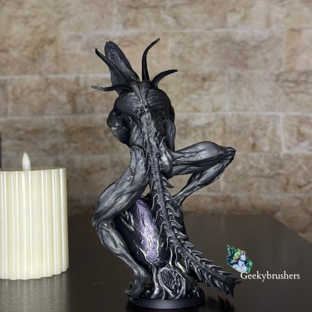 Alien- pen holder Statue | Hand-Painted plastic Diorama (210mm)