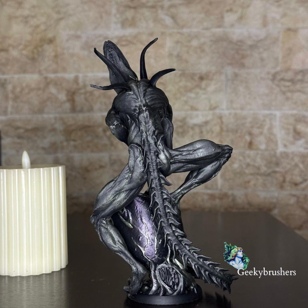 Alien- pen holder Statue | Hand-Painted plastic Diorama (210mm)